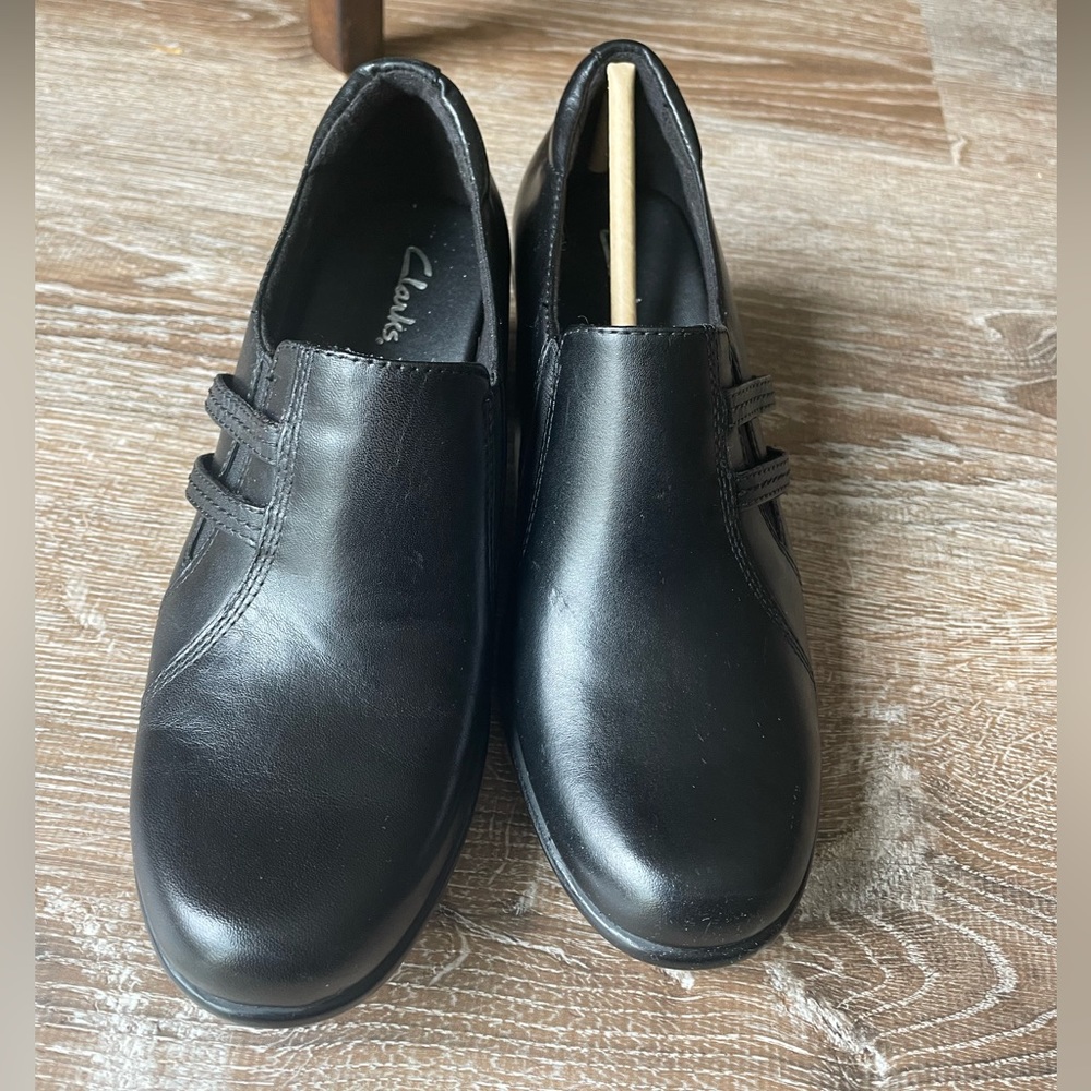 Clarks Black Leather Shooties 6 1/2 - Picture 2 of 4